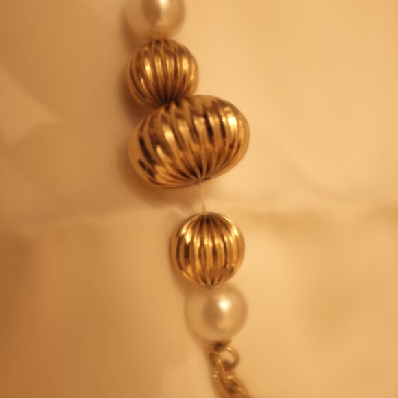 COPY - Long gold tone chain with vortex Bold Bead and pearls necklace sweater - Picture 5 of 5